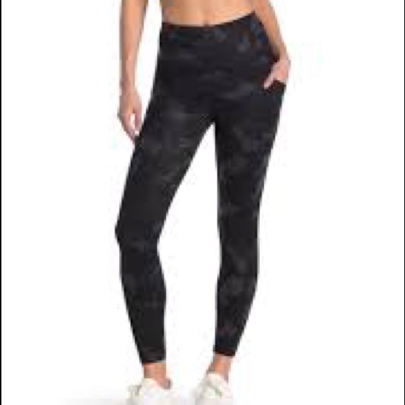 NWT Yogalicious Lux black camo side pocket high waisted leggings - Picture 1 of 4